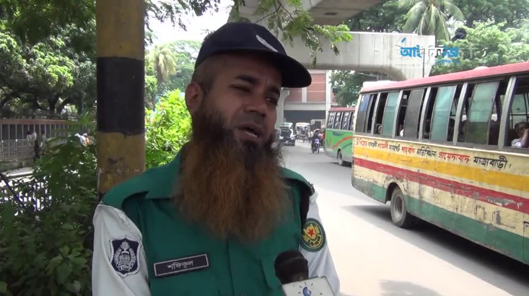 ⁣ট্রাফিক নিয়ন্ত্রণ করা ছাত্রদের স্যালুট দিলেন ট্রাফিক পুলিশ