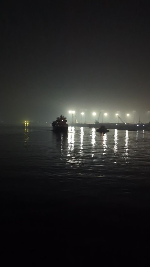অদ্ভুত সুন্দর রাতের আকাশের সাথে নদীর মৃদু আলো