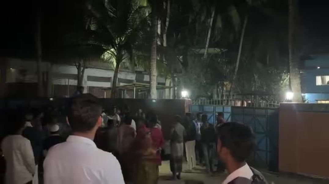 ⁣লুট করে নিল প্রশাসনের সামনে থেকে