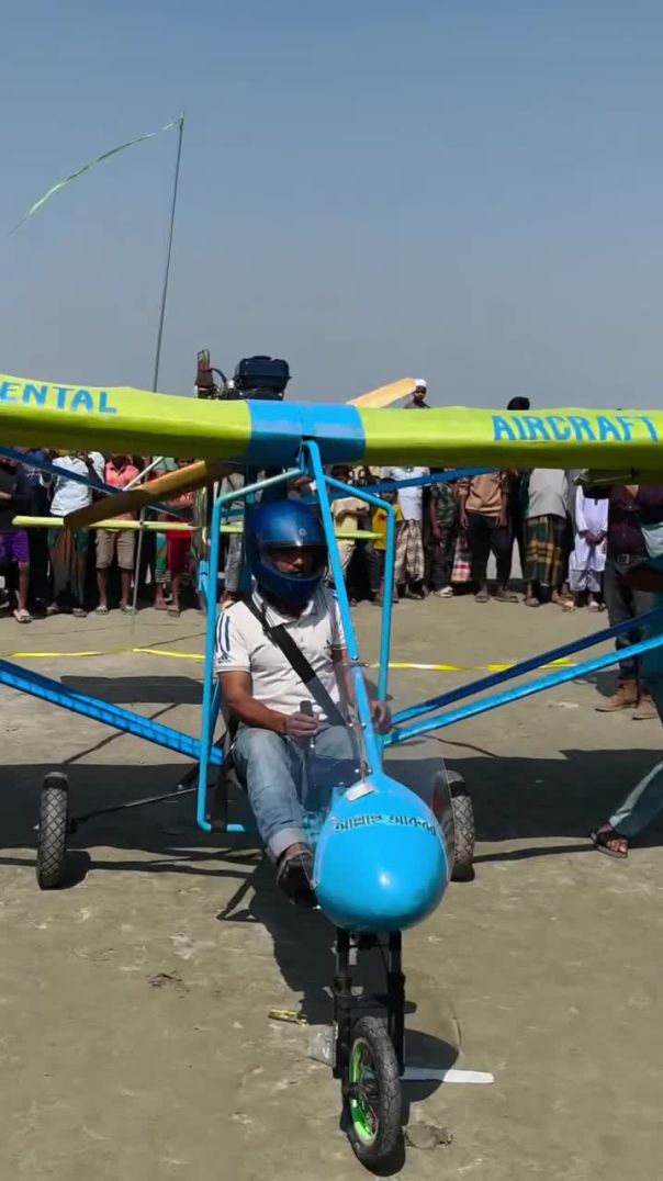 নিজের বানানো বিমান আকাশে উড়ালো জুলহাস পেছনে সাংবাদিকদের দৌড়