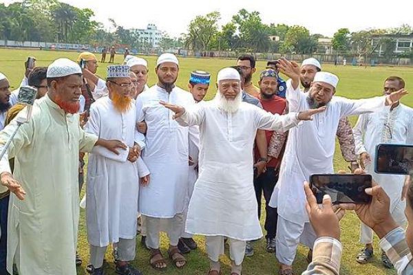 নিহত মন্টু দাস ও ধর্ষিতা নন্দিনী দাসের বাড়ীতে সমবেদনা জানাতে জামায়েতের আমীর ড. শফিকুর রহমান <br> <br> <br> <br>পাথরঘাটা (বরগুনা) প্রতিনিধিঃ <br> <br> <br>বরগুনায় মেয়েকে ধর্ষণের অভিযোগে মামল..