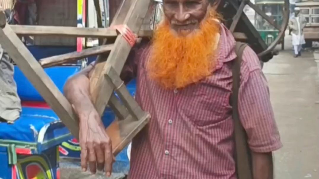 ৫০ বছর ধরে কাধে বয়ে বেড়াচ্ছেন ব্যাতিক্রম এক যন্ত্র