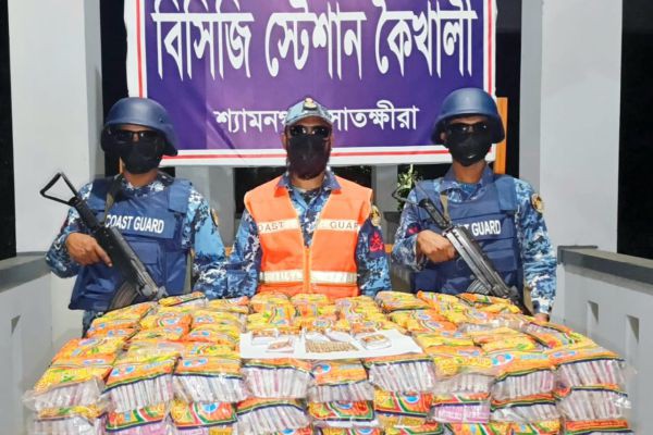 কোস্ট গার্ড কর্তৃক বিপুল পরিমাণ অবৈধ ভারতীয় পাতার বিড়ি জব্দ  <br> <br>রনজিৎ বর্মন শ্যামনগর(সাতক্ষীরা)প্রতিনিধি ঃ সাতক্ষীরার শ্যামনগর উপজেলায় শুল্ক ফাঁকি দিয়ে আসা বিপুল পরিমাণ অবৈধ ভারতীয় পাত..