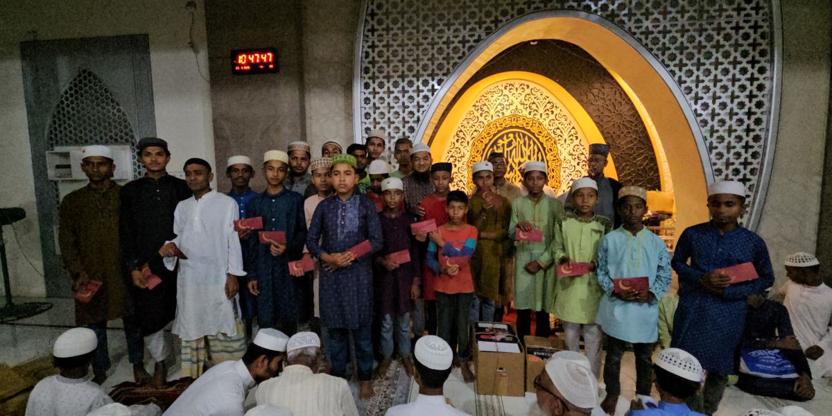 মিরসরাইয়ে টানা ৪০ দিন জামাতে নামাজ আদায় করে পুরস্কার পেলো ২২ শিশু-কিশোর..
