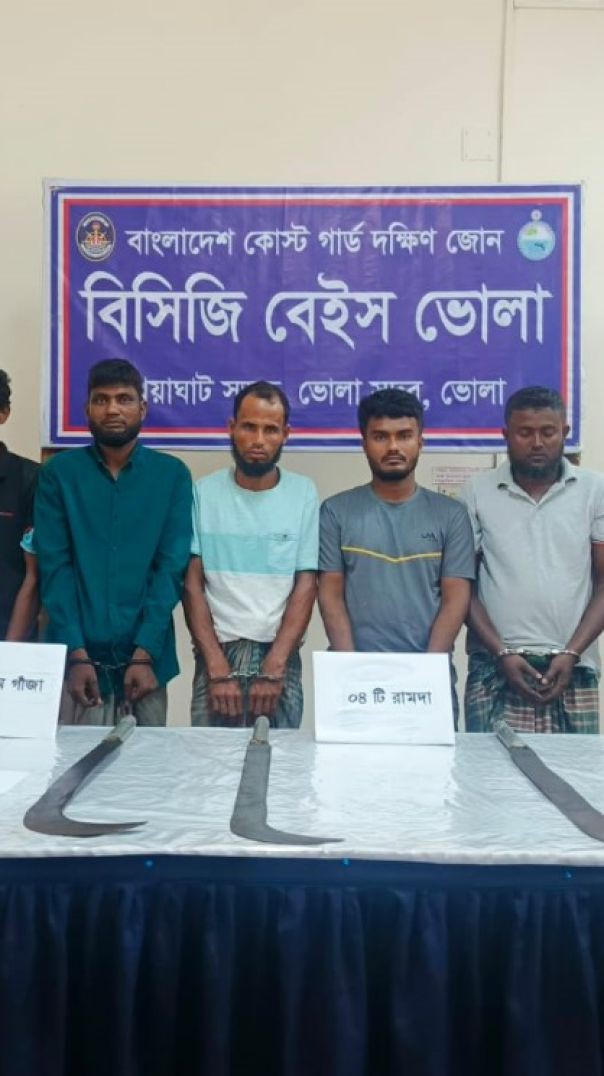 ফিল্মি কায়দায় দেশীয় অস্ত্র সহ ৫ জলদস্যু আটক