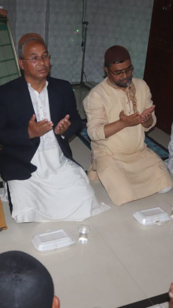 কালীগঞ্জ উপজেলার ব্যাঙের হাটে জামিরবাড়ী জামে মসজিদে সমাজবাসীর সাথে দোয়া ও ইফতার মাহফিলে।