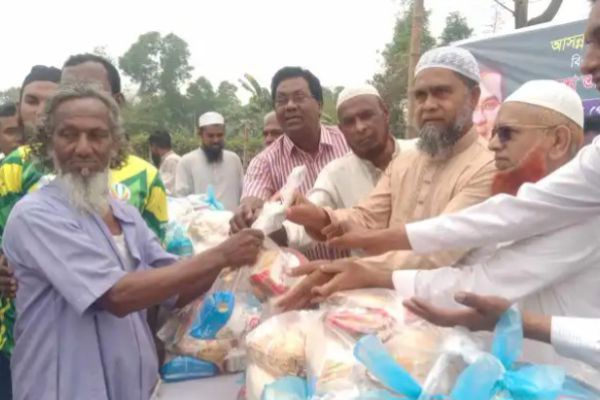 ময়মনসিংহের ভালুকায় পৌর বিএনপির আহবায়ক আলহাজ্ব হাতেম খানের উদ্যোগে ভালুকা পৌরসভার ৯ নং ওয়ার্ডে ঈদ উপহার সামগ্রী বিতরণ করা হয়েছে। বৃহস্পতিবার (২০ মার্চ) সারাদিন ব্যাপী ১ হাজার মানুষের মাঝে ঈদ ..
