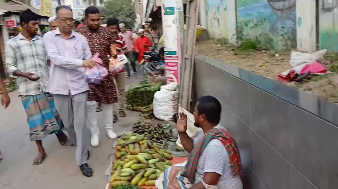 ⁣ভালুকা বাজারে পথচারী ও রোজাদারদের মাঝে ইফতার বিতরণ করেন এডভোকেট আনোয়ার আজিজ টুটুল