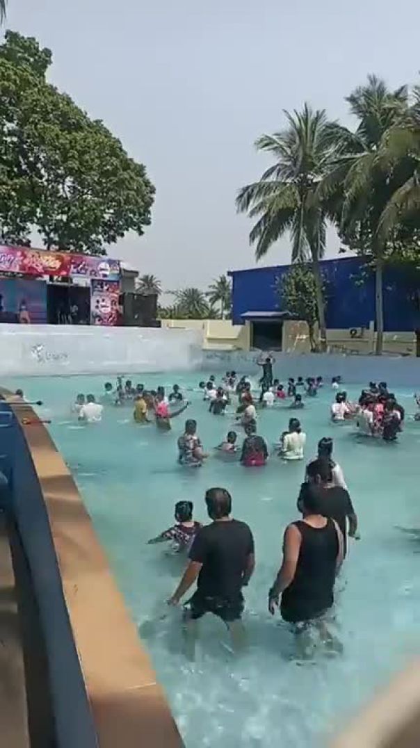 হোলি উদযাপনে জমজমাট কলকাতার ওয়াটারপার্ক একোয়াটিকা। সরাসরি দেখুন ...