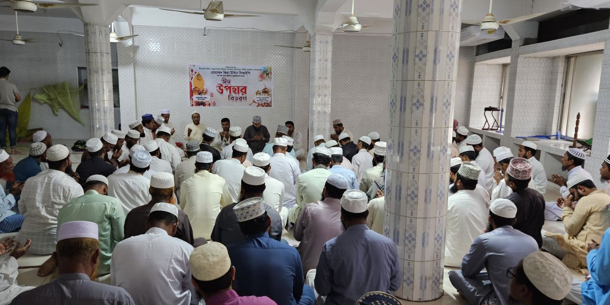 মিরসরাইয়ে ৪ শতাধিক ইমাম ও মুয়াজ্জিন পেল জিয়া উদ্দিন সিআইপির ঈদ উপহার..