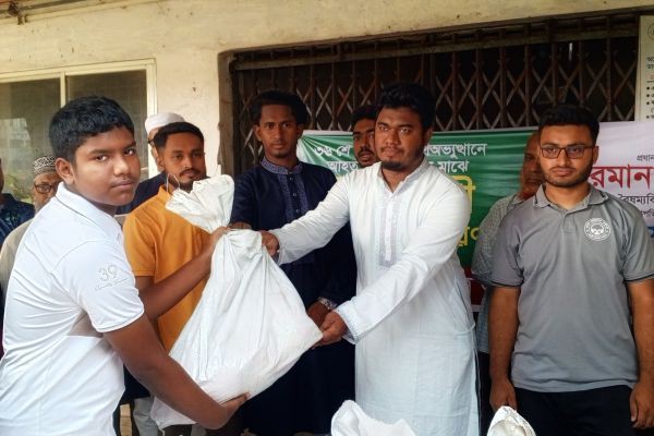 লক্ষীপুর বৈষম্য বিরোধী ছাত্র আন্দোলন উদ্যেগে জুলাই আন্দোলনের ' সি ' ক্যাটাগরি আহতদের মাঝে ঈদ উপহার বিতরণ <br> <br> <br>লক্ষীপুর বৈষম্য বিরোধী ছাত্র আন্দোলনের উদ্যেগে জুলাইয়ের <..