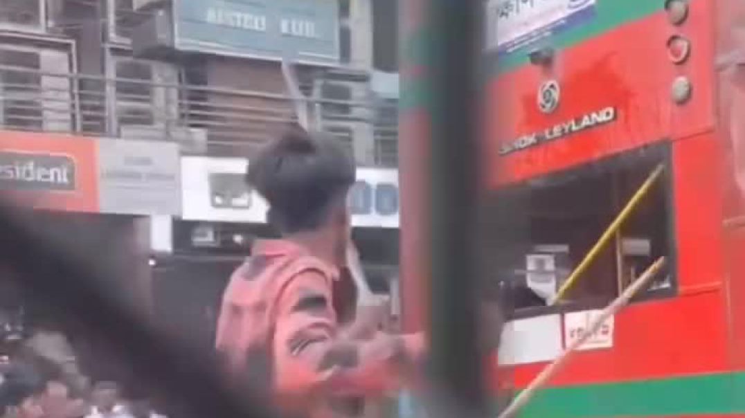 ঢাকা বিশ্ববিদ্যালয়ে শিক্ষার্থীদের ক্ষণিকা বাসে হামলা