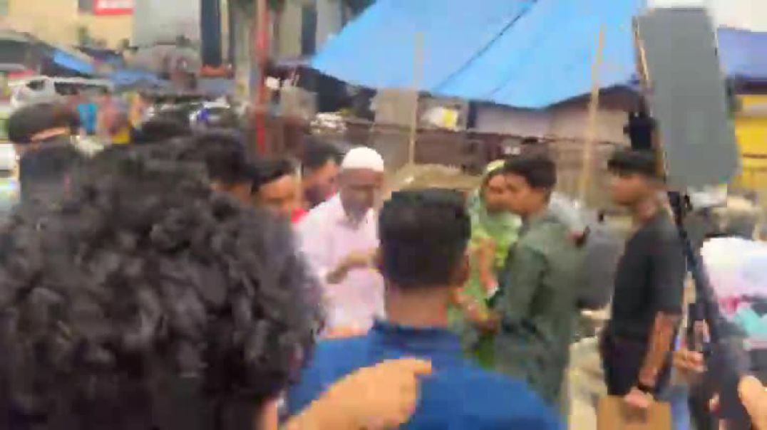 আওয়ামী লীগ নিষিদ্ধের দাবিতে মিরপুরে লিফলেট বিতরণ করছেন হাসনাত আব্দুল্লাহ
