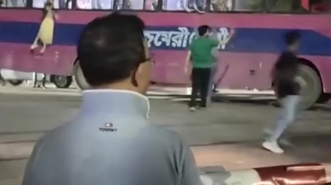 মগবাজার রেল ক্রসিংয়ে অল্পের জন্য রক্ষা পেলেন অসংখ্য যাত্রী