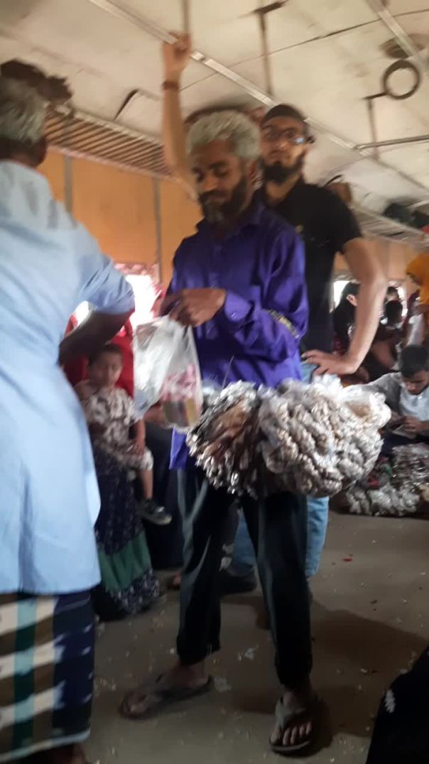 হকারের জ্বালায় অতিষ্ট ট্রেনের যাত্রীরা