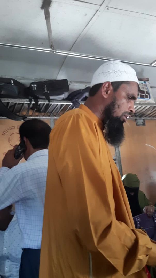 হকারেরা জ্বালায় অতিষ্ঠ ট্রেনে যাত্রীরা