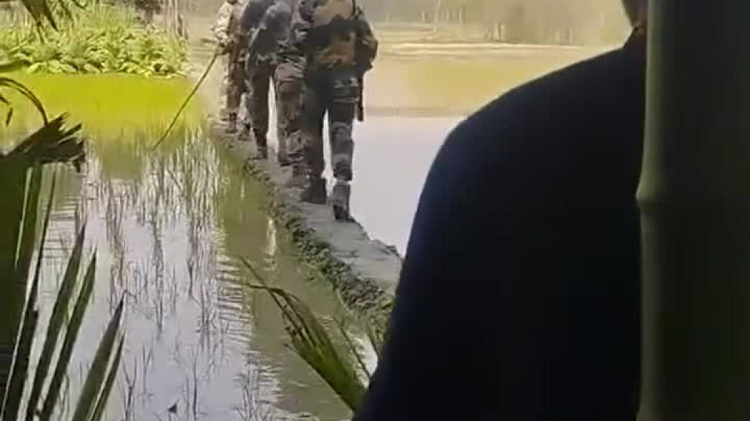 বাংলাদেশী সীমান্তে বিএসএফ ঢুকে যাওয়াতে স্থানীয়  গ্রামবাসী বাঁশ দিয়ে বাঁশপেটা করে ভারতীয় বিএসএফকে
