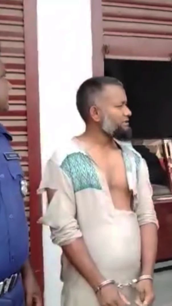 তুষভান্ডার বাজার হতে ১ জনকে আটক করেছে সেনাবাহিনী