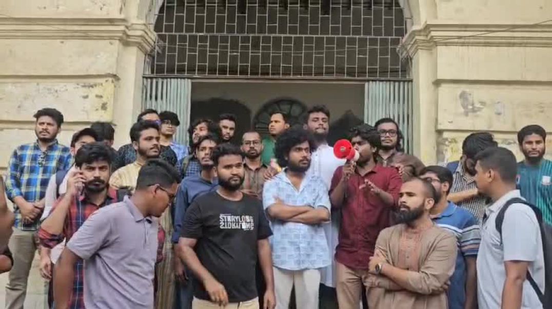 জবিতে রেজিস্ট্রারের পদত্যাগের দাবিতে শিক্ষার্থীদের বিক্ষোভ, কুশপুত্তলিকা দাহ