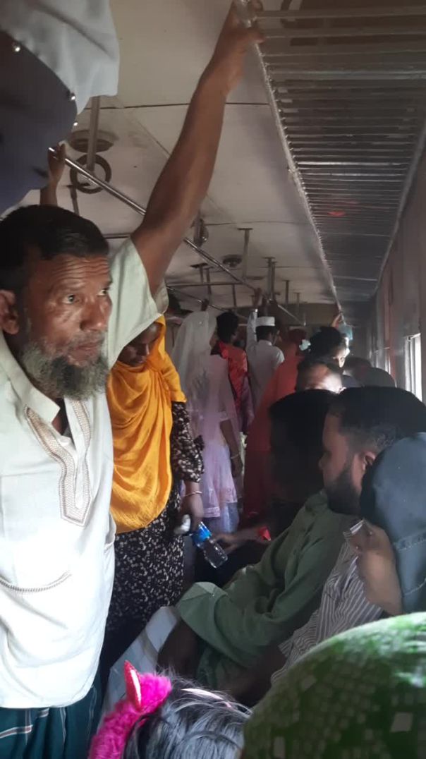 ট্রেনে প্রচন্ড  ভীড়