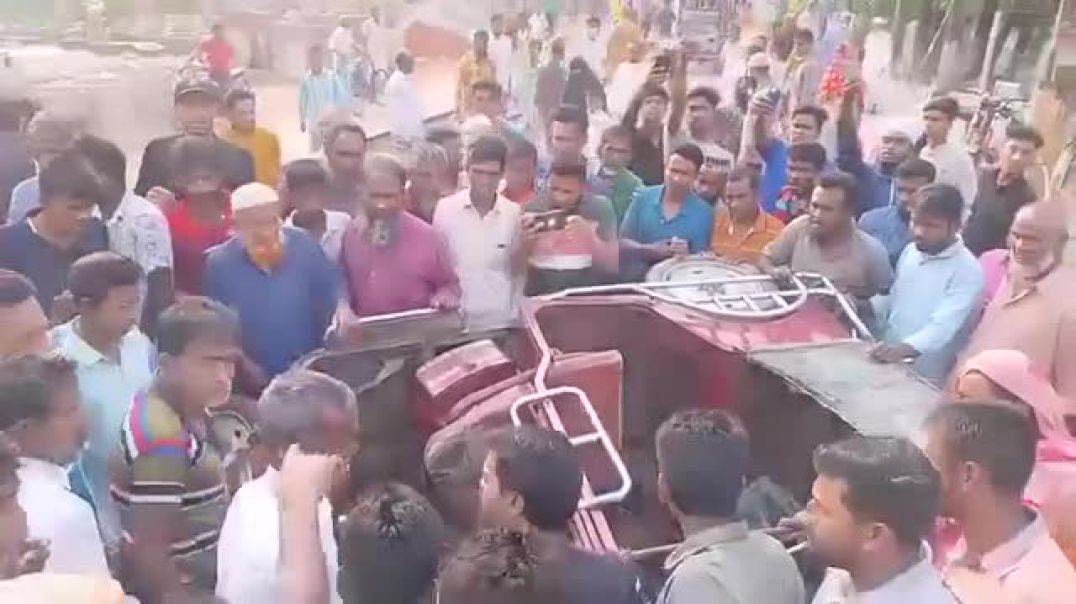 হাতীবান্ধা উপজেলার বড়খাতা বাজার রেলগেটে ট্রেন ও অট(S