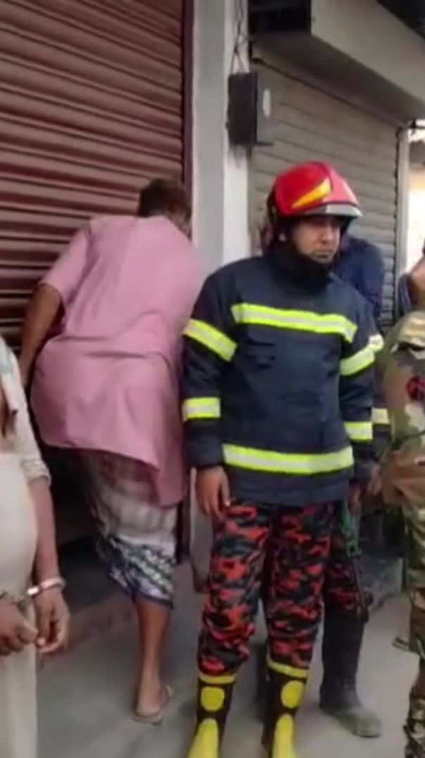 তুষভান্ডার বাজার হতে ১ জনকে আটক করেছে যৌথ বাহিনী
