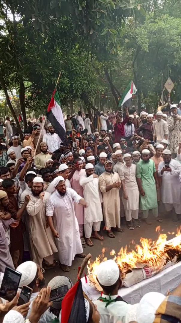 &039;মার্চ ফর গাজায়&039; নেতানিয়াহুর পুত্তলী পুড়িয়ে প্রতিবাদ