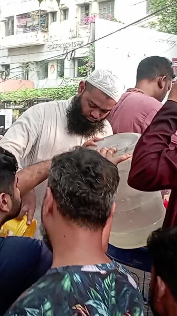 মিছিলে আসা মানুষের জন্য পানির ব্যবস্থা