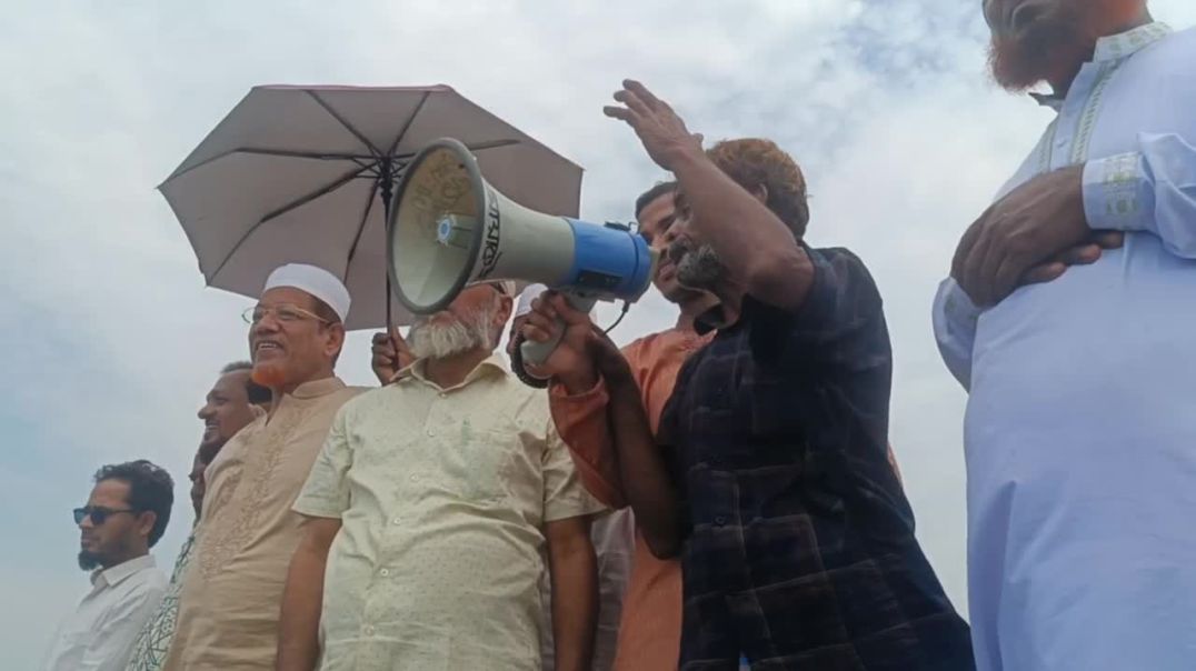 ⁣তলিয়ে যাওয়া বেড়িবাঁধ পুনঃর্নির্মাণের দাবিতে সমাবেশ
