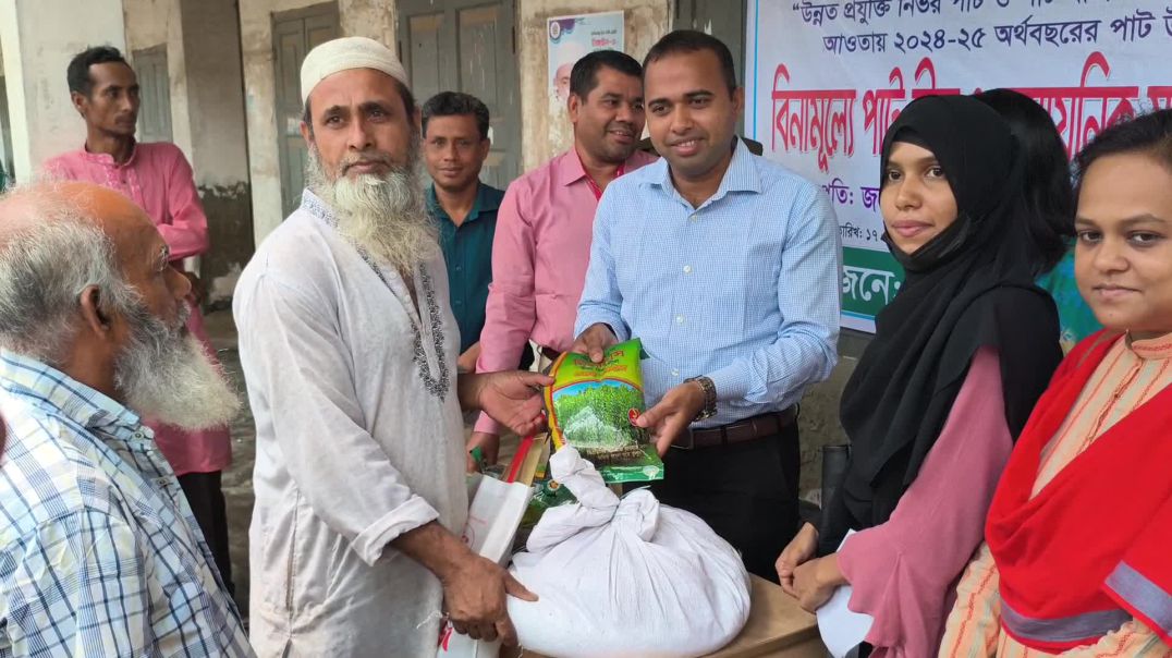 ঘাটাইলে প্রান্তিক কৃষকদের মাঝে বিনামূল্যে সার ও বীজ বিতরণ।