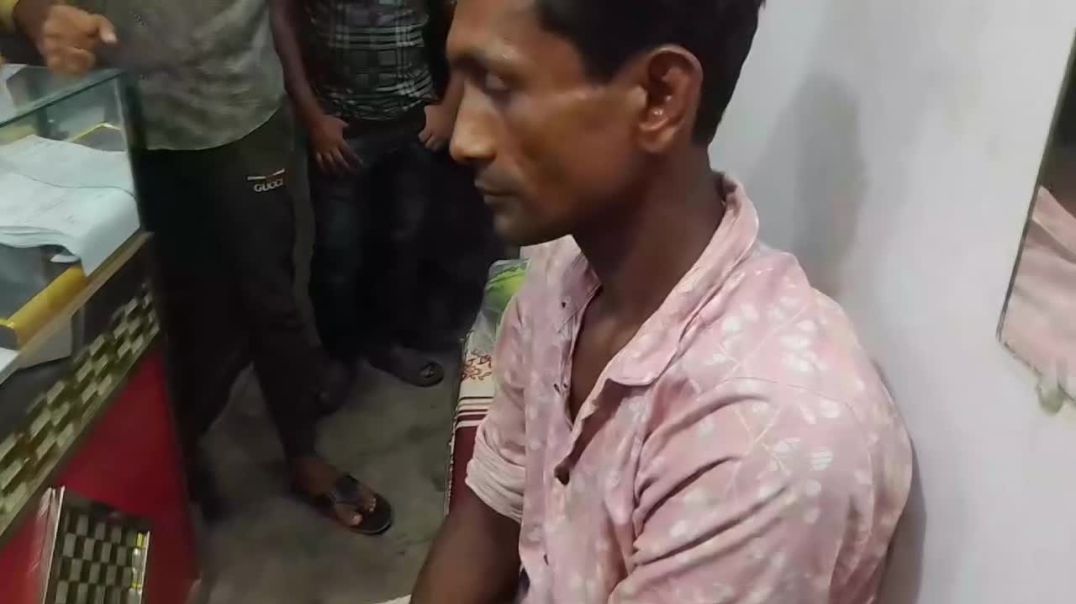 রাজৈর বাজারে চাঁদনী টেইলার্স  এ চুরি করতে এসে হাতে নাতে ধরা পড়ে চোর।