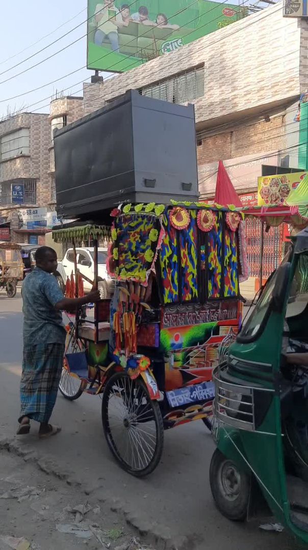 যাত্রীবাহী রিক্সায় ভাড়ী পন্য উত্তোলন
