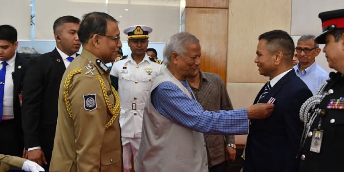 প্রধান উপদেষ্টা ড. মুহাম্মদ ইউনূস পুলিশ  সদস্যদেরকে পুলিশ পদক সেবা প্রদান করেন..