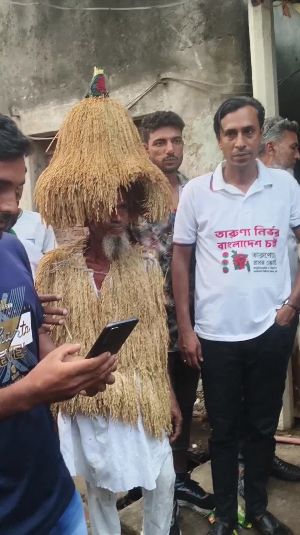 সেলফি চক্করে ধান মানব
