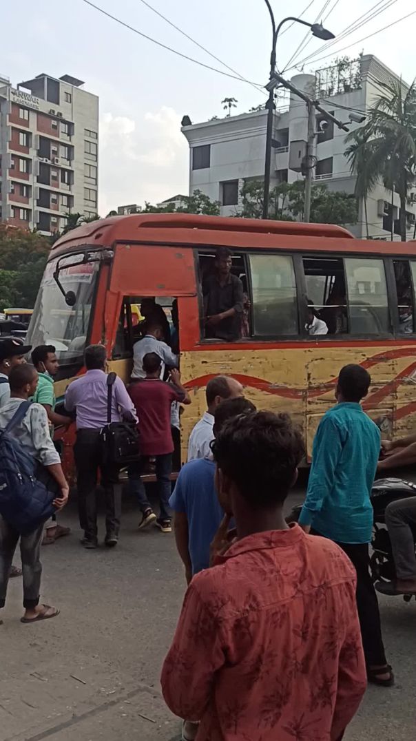 গণপরিবহনের তাণ্ডব থামাবে কে?