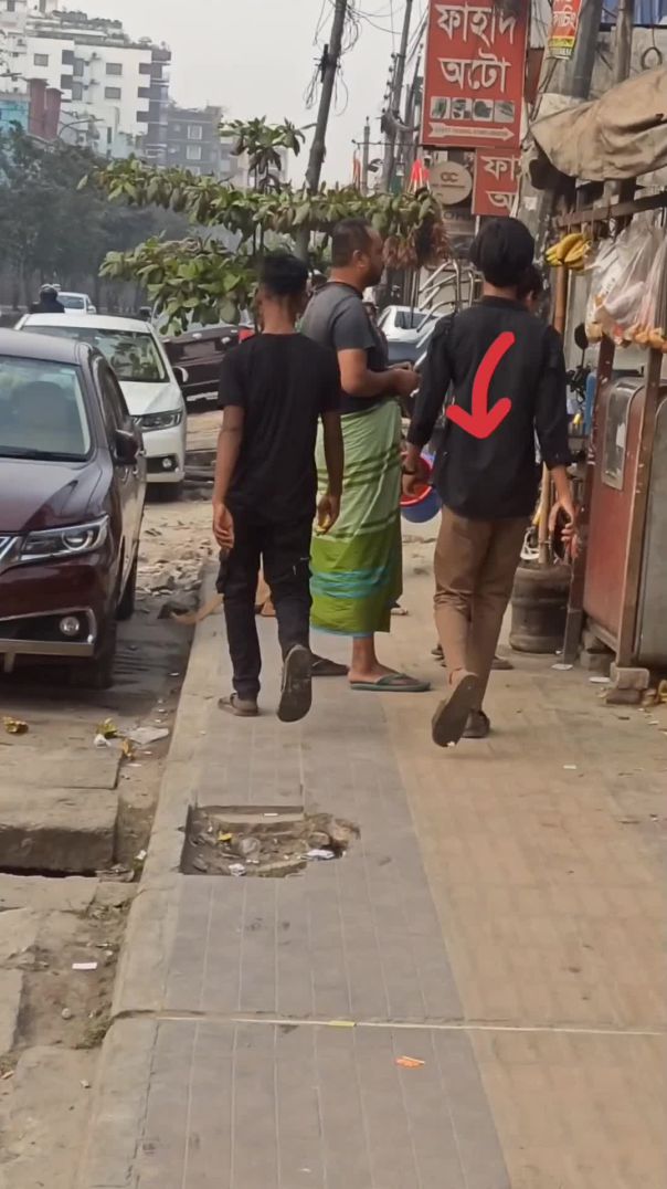 ঢাকার ব্যস্ত সড়কে যৌন ব্যবসার আড়াল, কার্ড ছড়ানোর দৃশ্য ভাইরাল