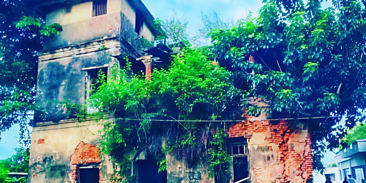 অযত্নে-অবহেলায় নিশ্চিহ্ন হচ্ছে চট্টগ্রামের মিরসরাইয়ের শতবর্ষী জমিদারবাড়ি..