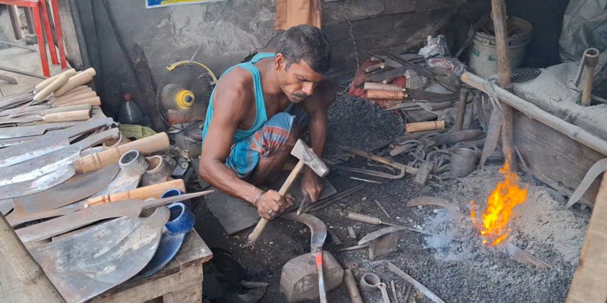 ঈদকে ঘিরে দুর্গাপুরের  কামার শিল্পের কারিগরদের  নেই তেমন কোন ব্যস্ততা..