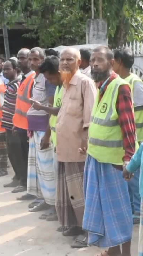দিনাজপুর পৌরসভার পরিচ্ছন্নতা কর্মীদের দাবির আন্দোলন