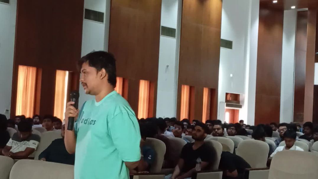 কুয়েট অডিটরিয়ামে, শিক্ষার্থীদের নিয়ে সভা করেছেন কুয়েট এক্টিং ভিসি