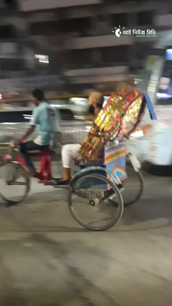 মিরপুর ১০ এ দাপটের সাথে চলছে ব্যাটারিচালিত রিকশা