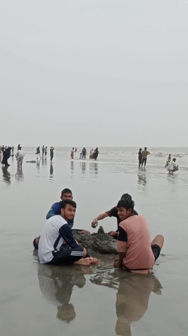 কুয়াকাটা বন্যার পরিস্থিতি ভয়ংকর হলেও, ঘুরতে আসা পর্যটকের আনন্দ উল্লাস থেমে নেই ।।