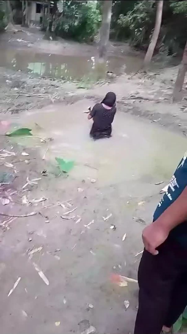 বৃষ্টির মধ্যে বাডির পাশে খালে পডে গিয়ে শিশুর মৃত্যু