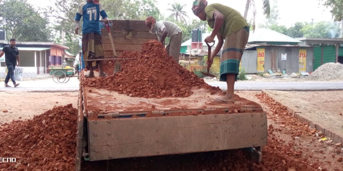 সলঙ্গায় ৬২ লক্ষ্য টাকার রাস্তার কাজে নিম্ন মানের উপকরণ