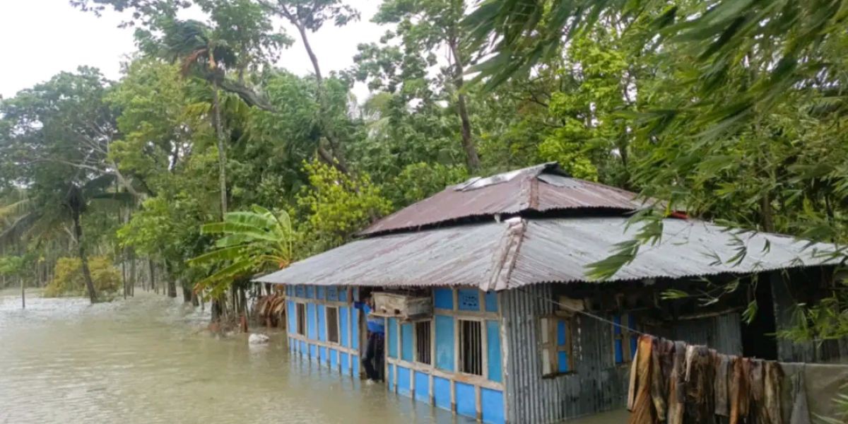 ঘূর্ণিঝড় শক্তির প্রভাবে মনপুরার ৫নং কলাতলী ইউনিয়নের বাসিন্দাদের দুর্ভোগ, প্লাবিত প্রায় পুরো এলাকা..