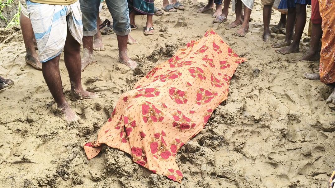 বড়াইগ্রামের বাগডোবে সরকারি রাস্তা নির্মাণের ভেকু দেখতে গিয়ে ধ্বসে পড়া মাটির নীচে চাপা পড়ে শিশুর মৃত্