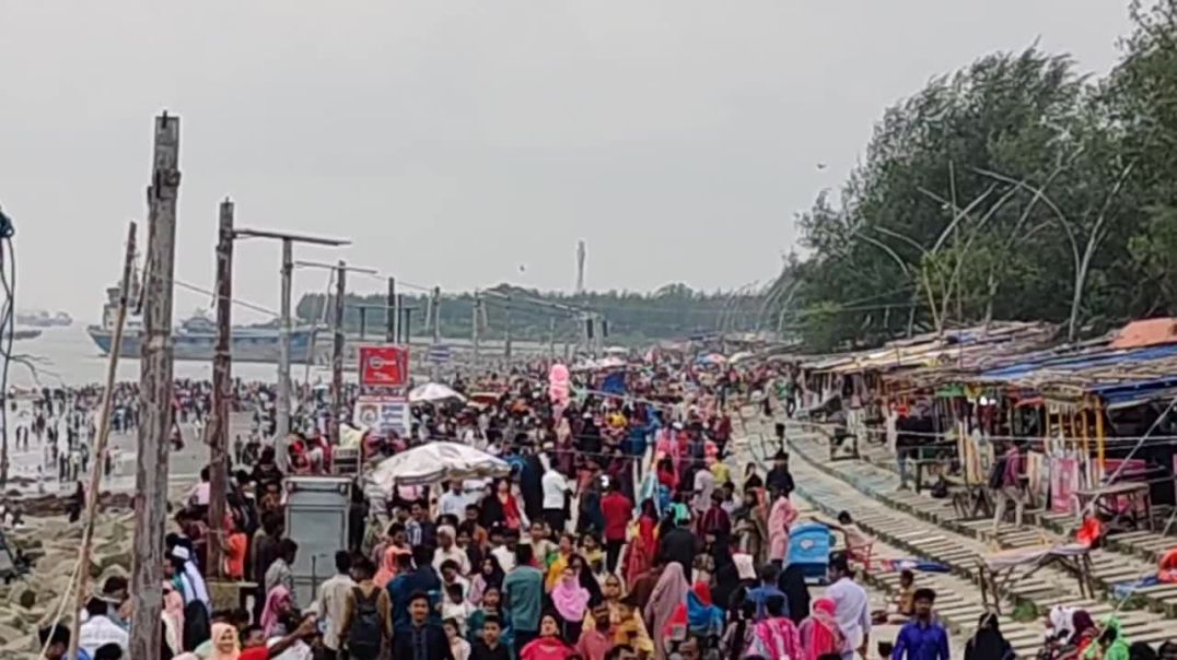 লোকে লোকারণ্য পতেঙ্গা সমুদ্র সৈকতে...