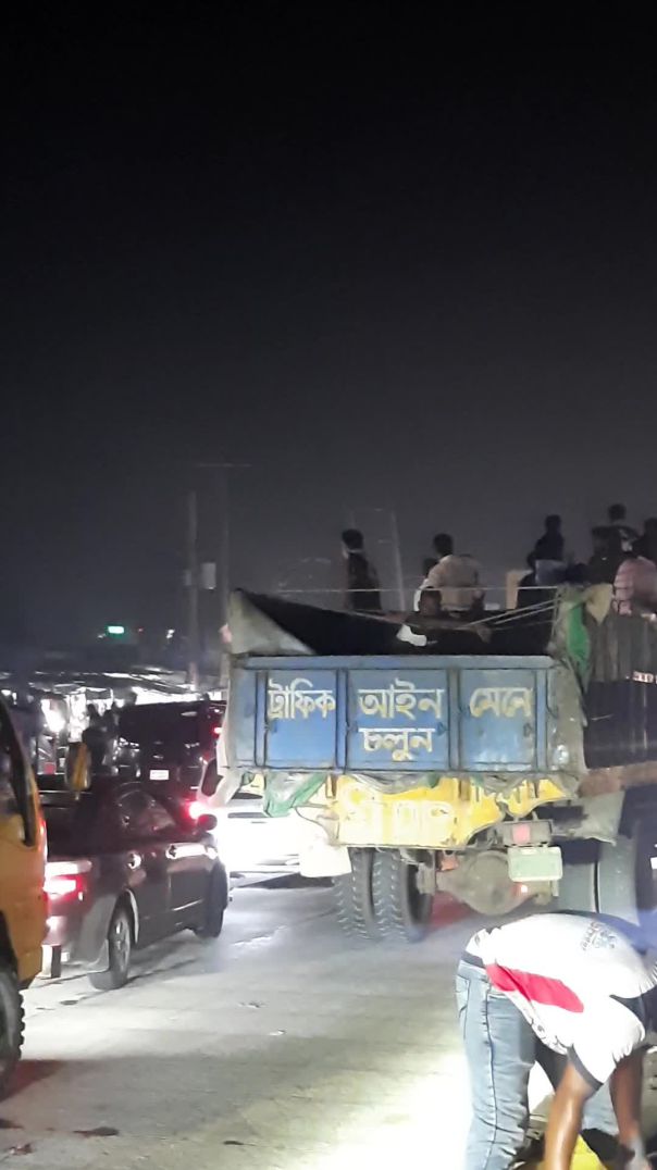 ট্রাকেও ফিরছে অনেকে