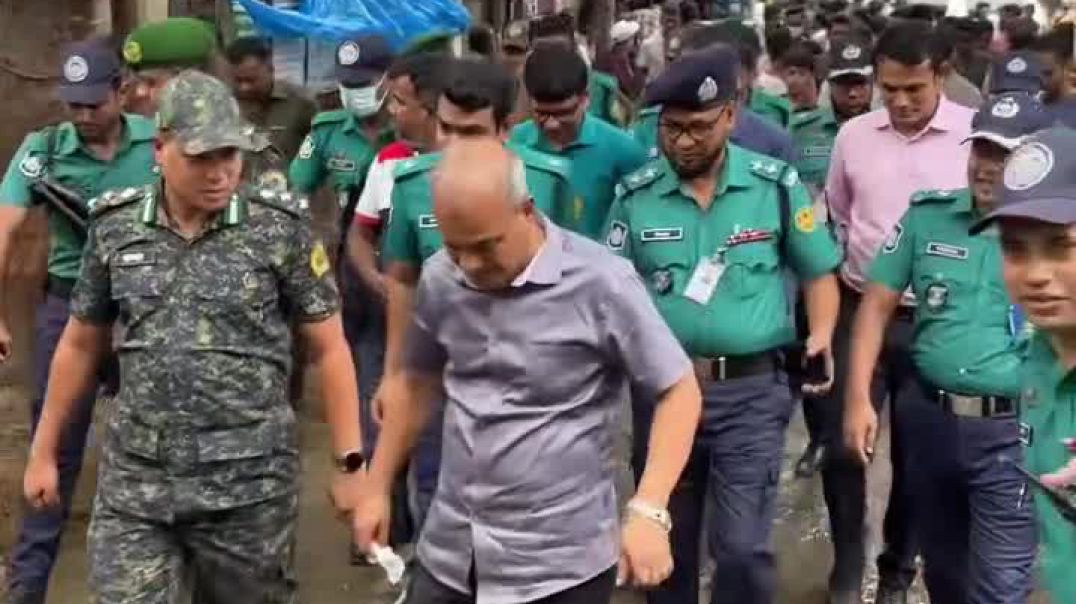 ⁣কাঁ/দা মাটি দিয়ে যাচ্ছেন স্বরাষ্ট্র উপদেষ্টা গরুর হাটে দেখুন