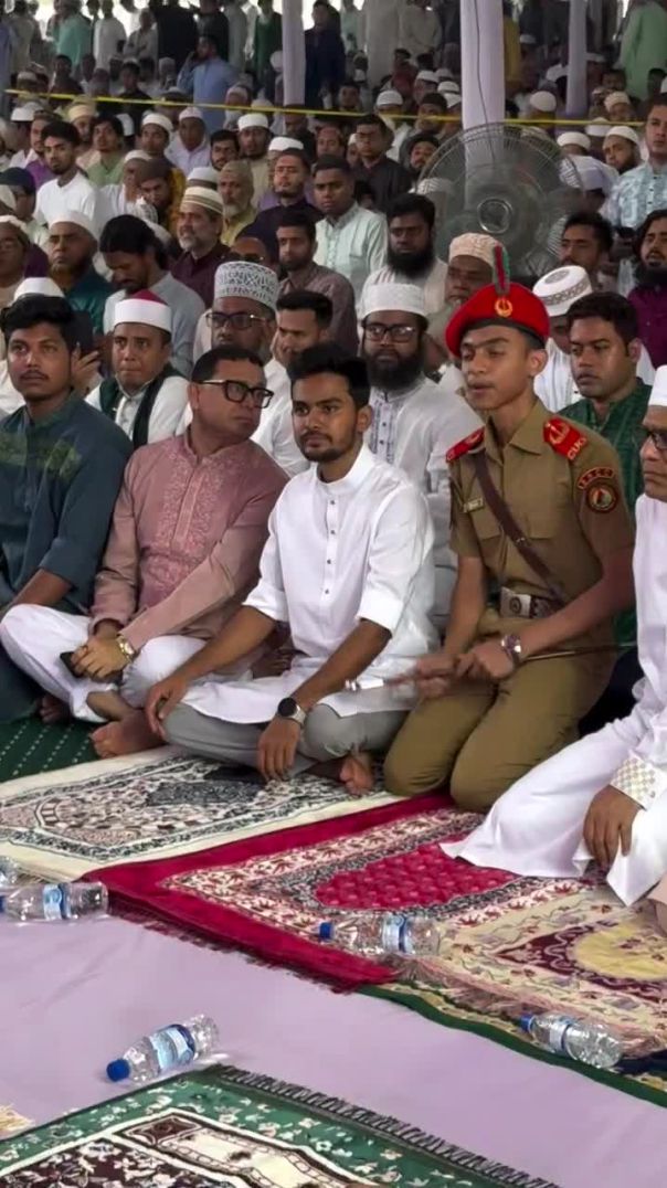 উপদেষ্টার সাথে ছবি তুলে খুশি অনুভব করছে